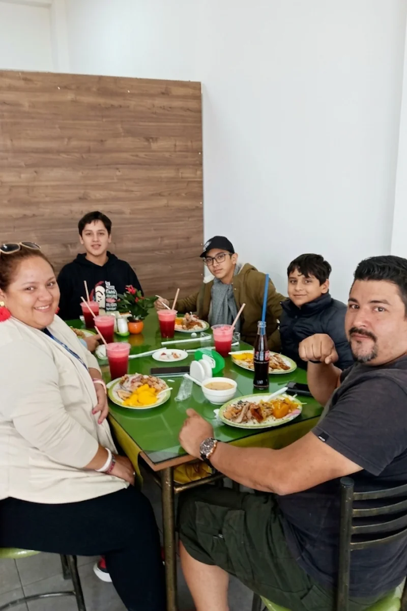 Familia en el Local